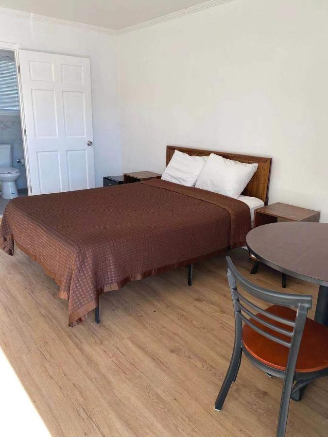 Village Motel Ellenville Экстерьер фото